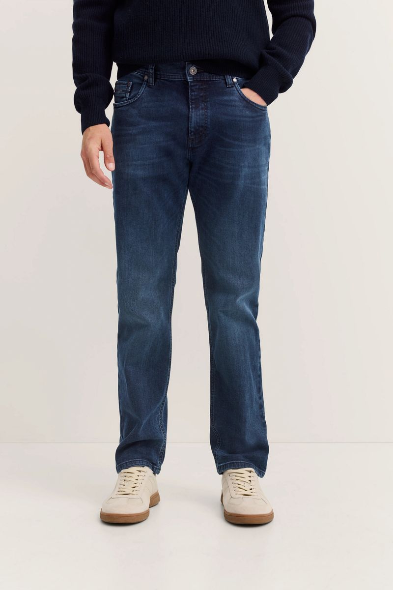 Jeans mit einem leichten Used Look in dark indigo