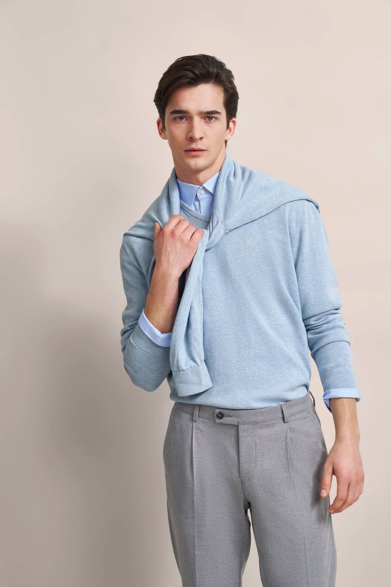 Klassischer hellblauer Pullover mit V-Ausschnitt