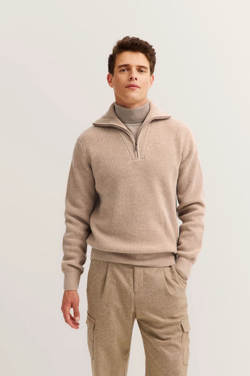 Gerippter Strickpullover mit halbem Reißverschluss