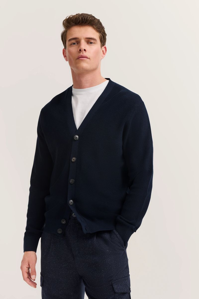 Klassische marineblaue Rippstrickjacke mit V-Ausschnitt