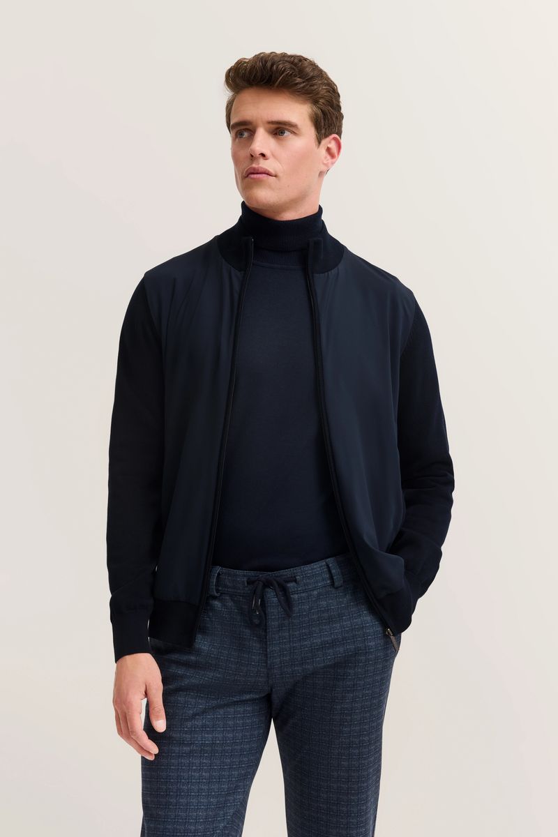 Klassische Strickjacke mit Stehkragen