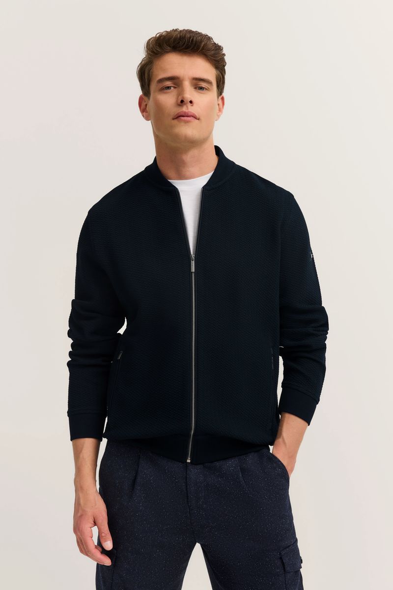 Sweatjacke mit Collegekragen im Modern Fit