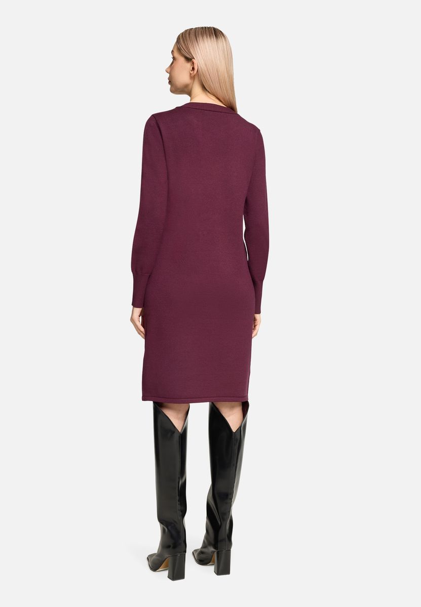 Knielanges Strickkleid mit Schleifendetail