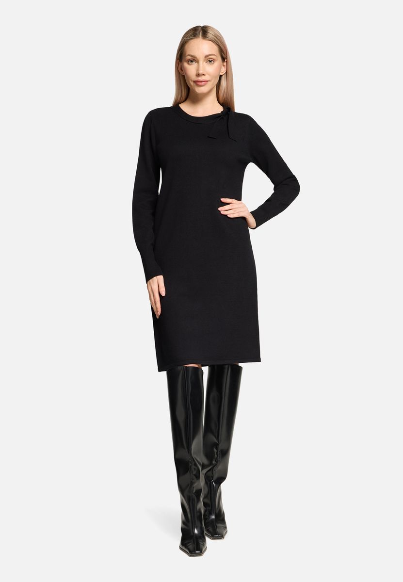 Knielanges Strickkleid mit Schleifendetail
