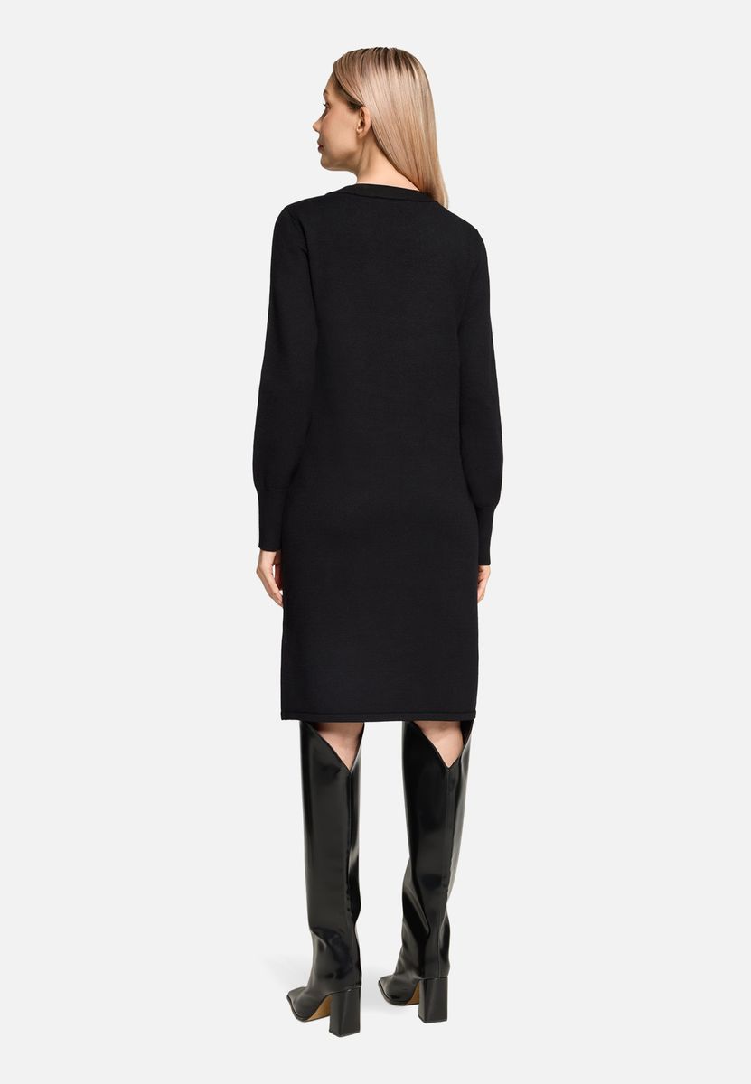 Knielanges Strickkleid mit Schleifendetail