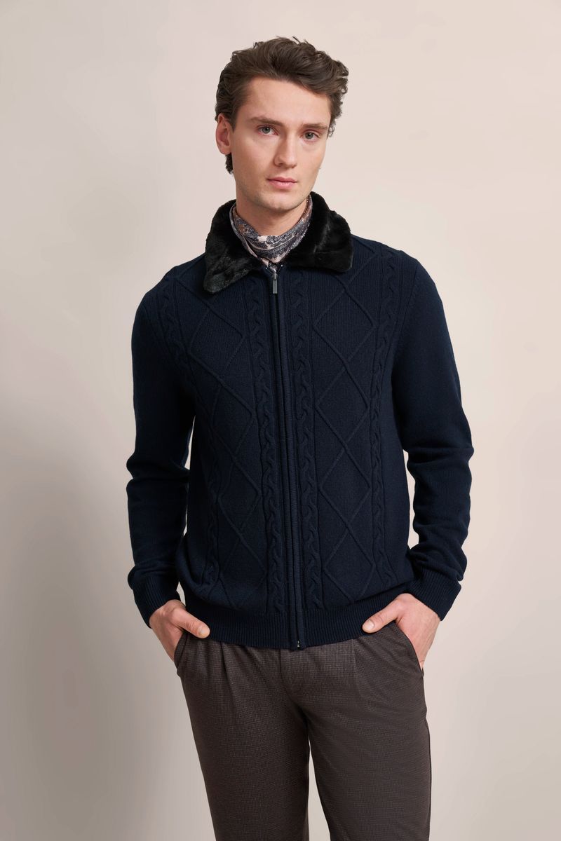 Strickjacke mit Webmuster und Fellimitat-Kragen