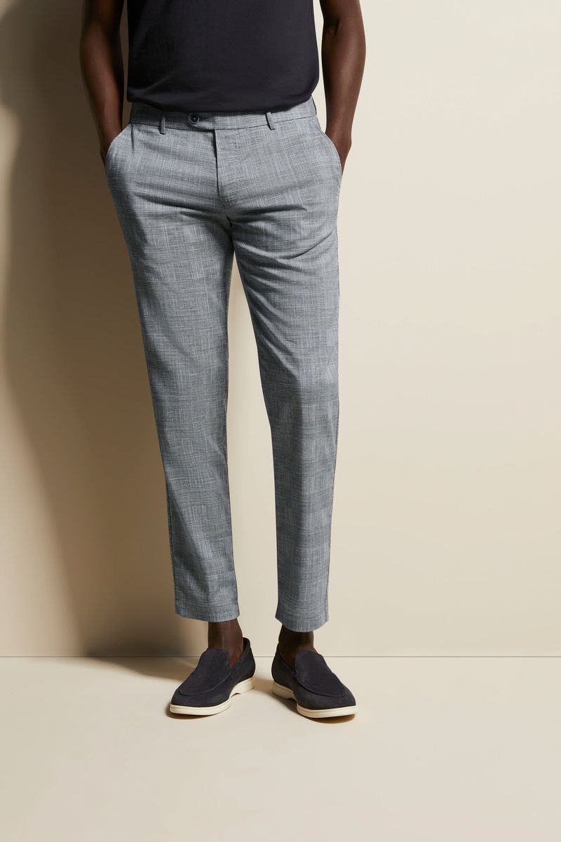 Schmal geschnittene strukturierte Chino-Hose