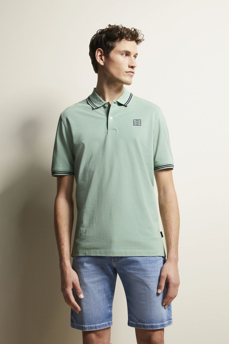 Mintfarbenes Poloshirt mit Streifenbesatz
