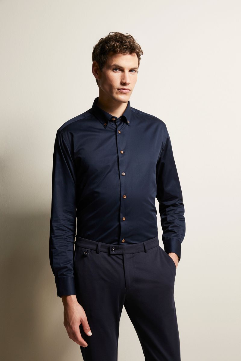 Klassisches marineblaues Baumwollhemd mit Knopfleiste
