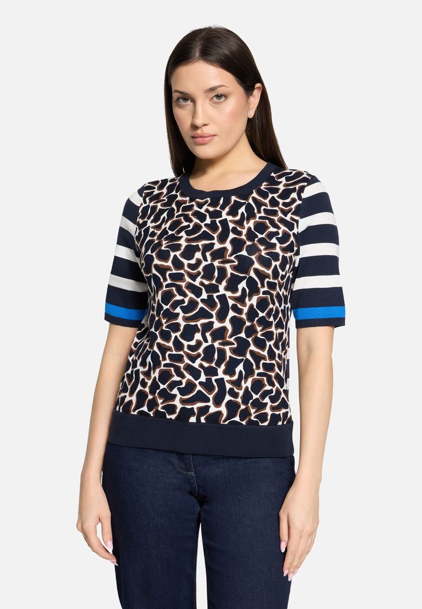 Gemustertes Stricktop mit gestreiften Ärmeln
