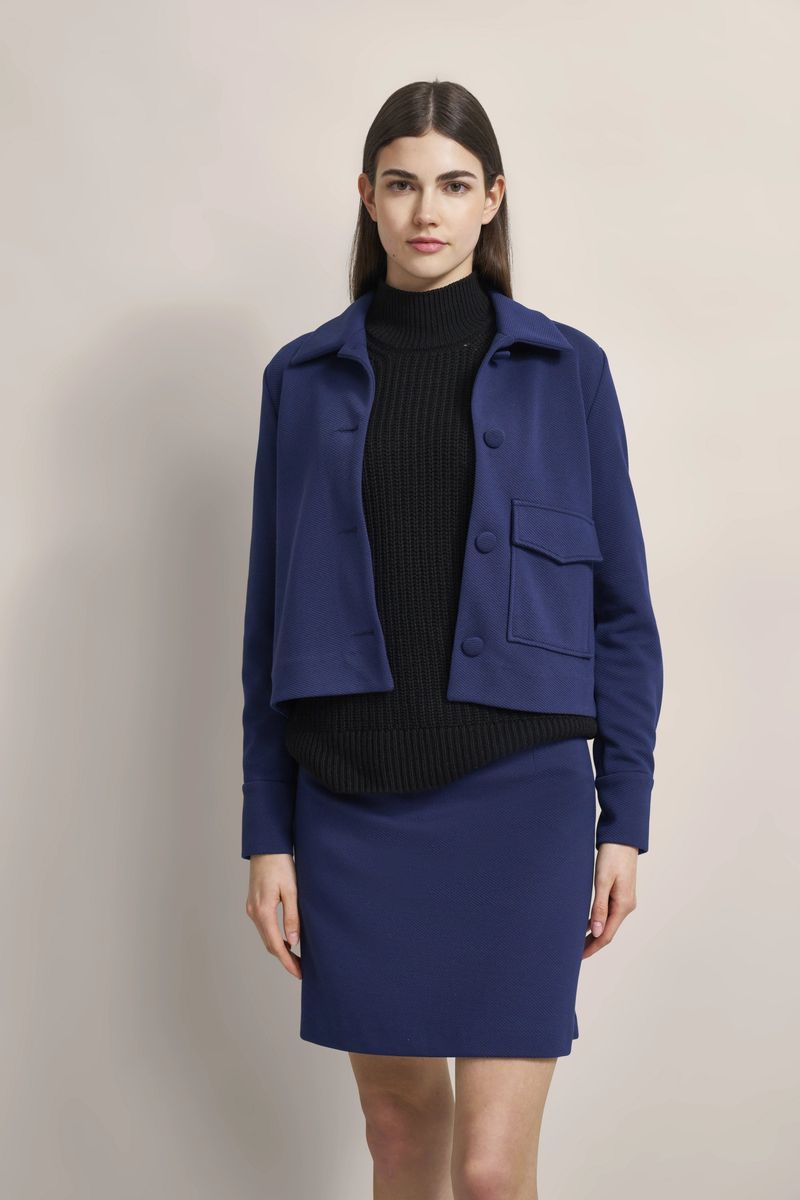 Kurze Jacke mit aufgesetzter Tasche