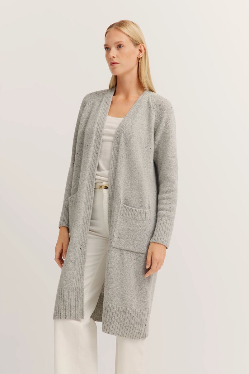 Lange Strickjacke mit aufgesetzten Taschen