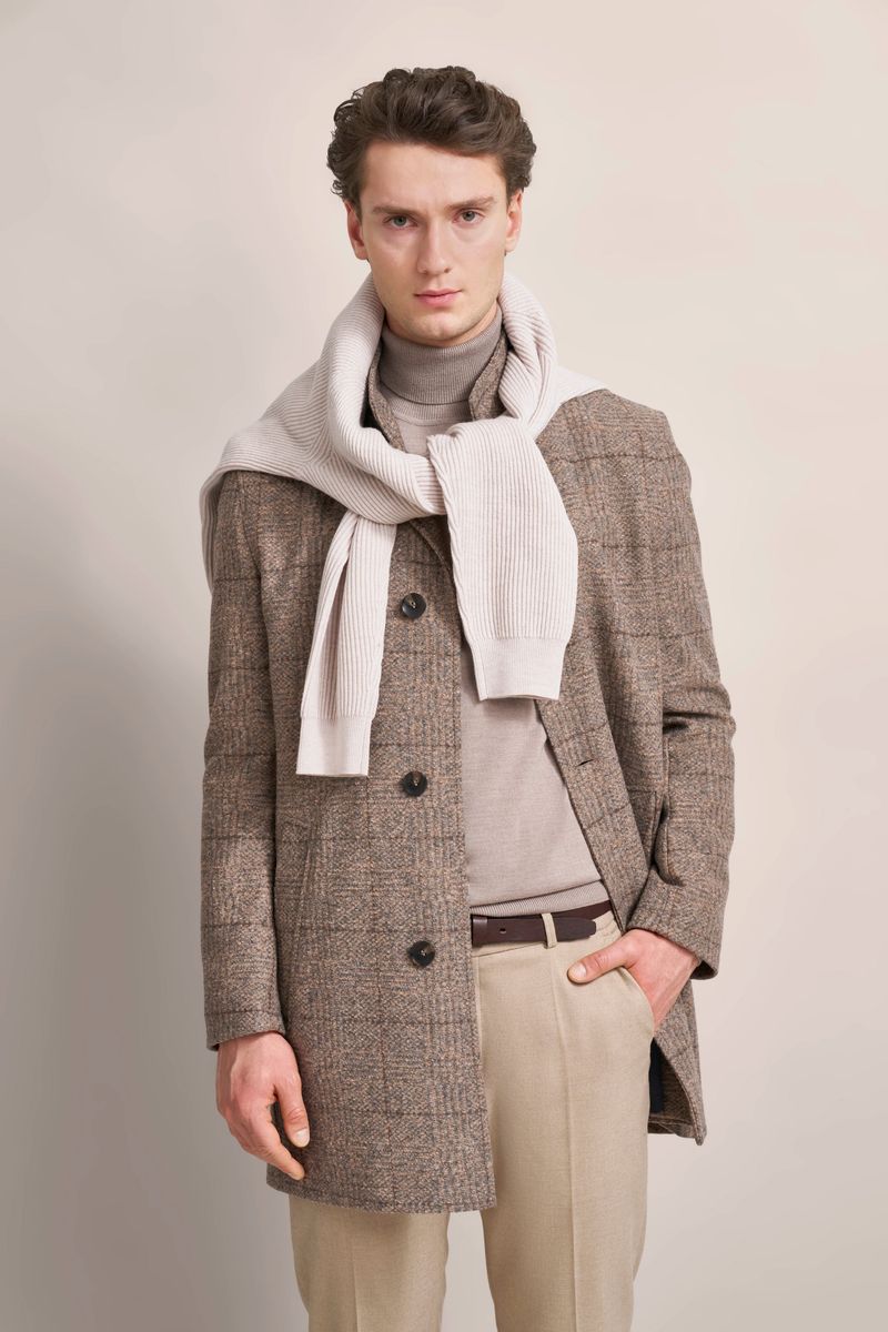 Beiger Stehkragenmantel mit Karomuster
