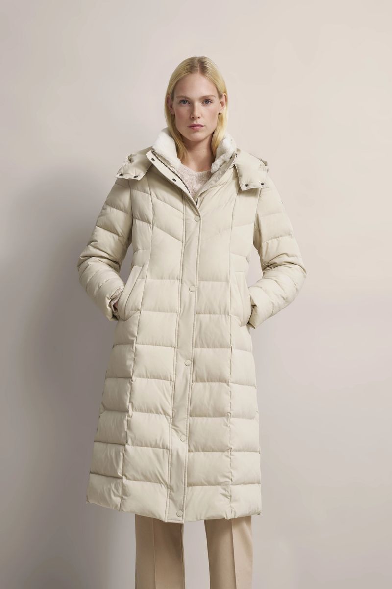 Eleganter beiger Steppmantel mit Kapuze