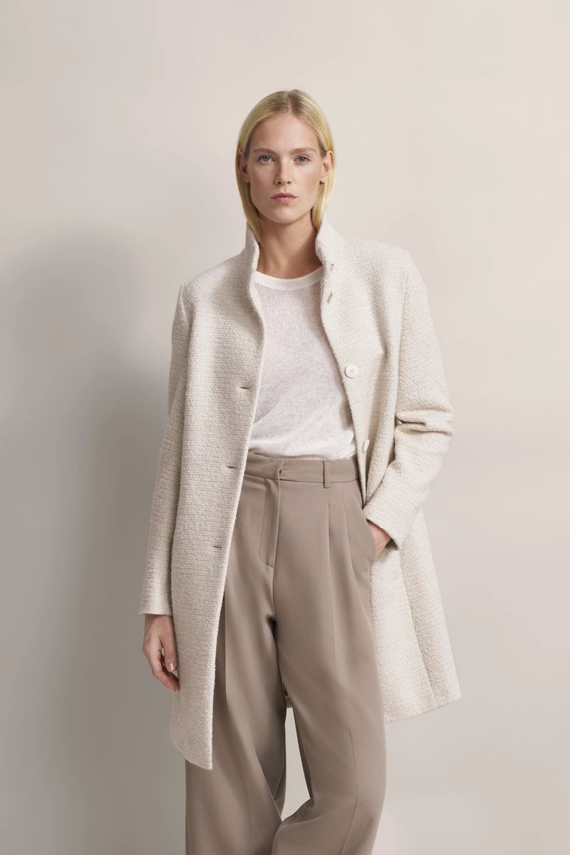 Ecrufarbener, strukturierter, eleganter Mantel