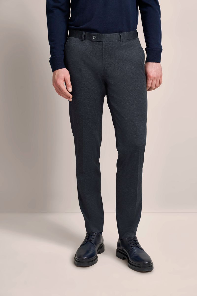 Marineblaue Stretchhose mit Bundfalten