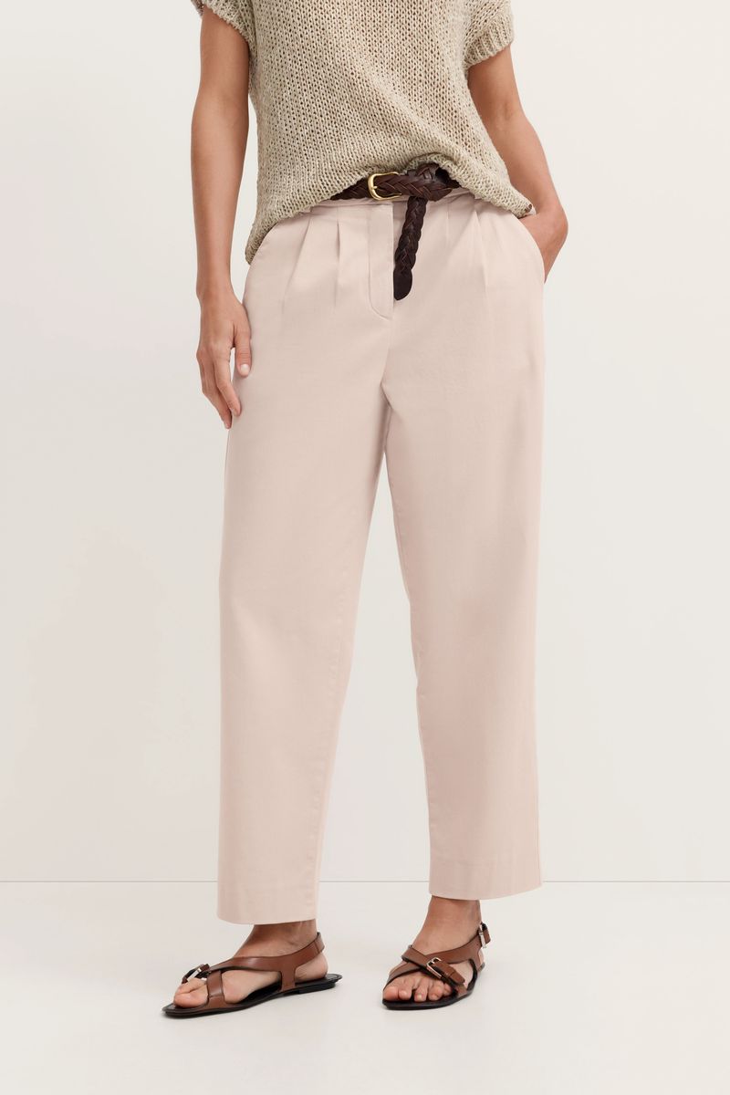 Beige Chinohose mit Bundfalten und schmalem Bein