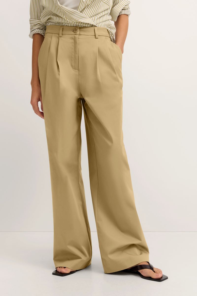 Bundfalten-Chinohose mit weitem Bein