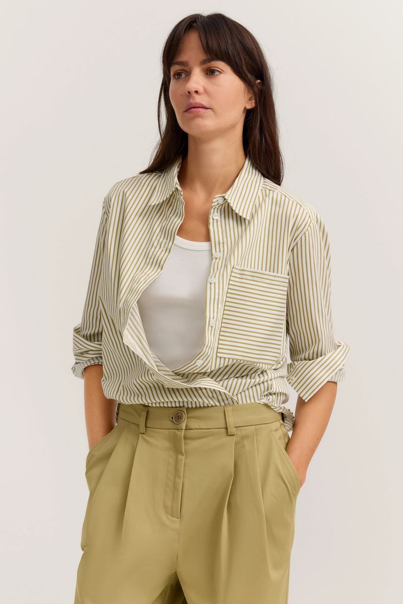 Gestreiftes Hemd mit Knopfleiste und Tasche