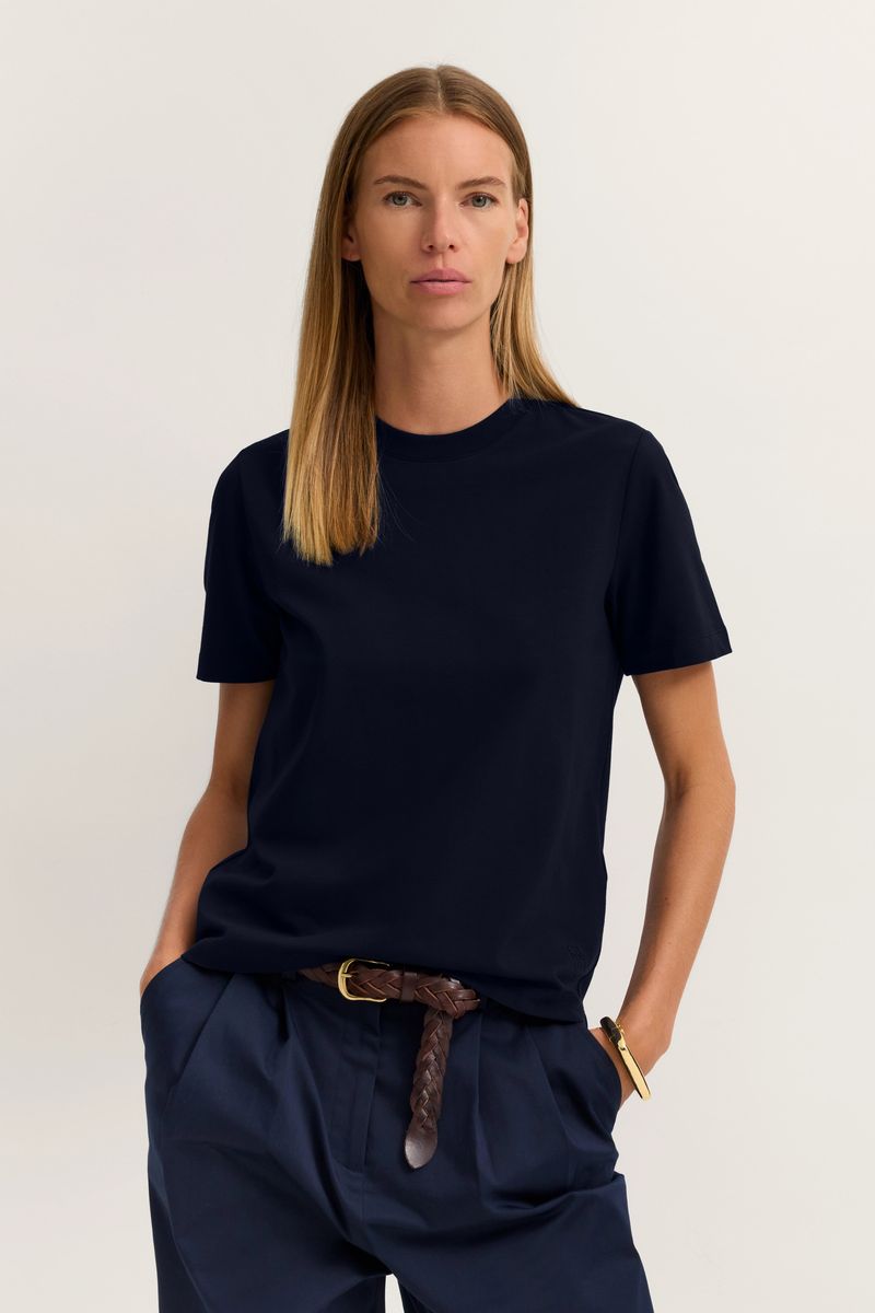 Klassisches marineblaues T-Shirt mit kurzen Ärmeln