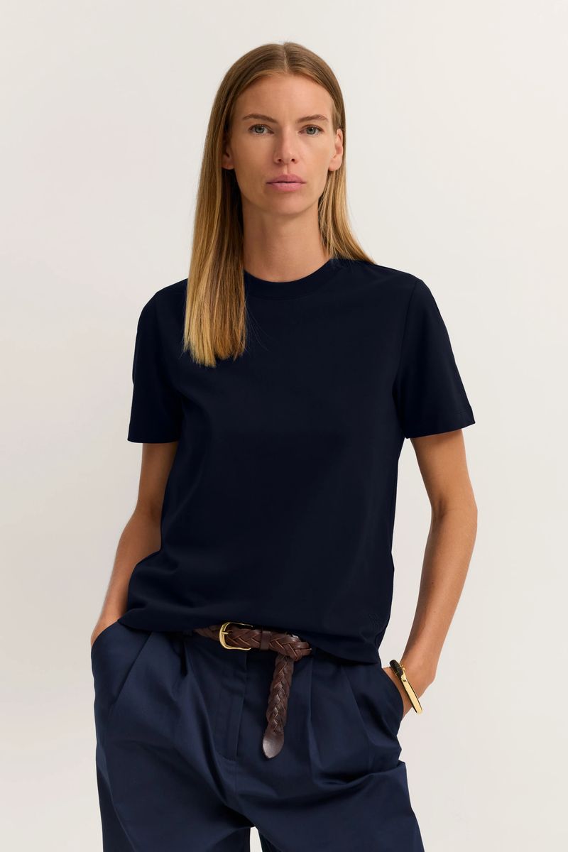 Klassisches marineblaues T-Shirt mit kurzen Ärmeln