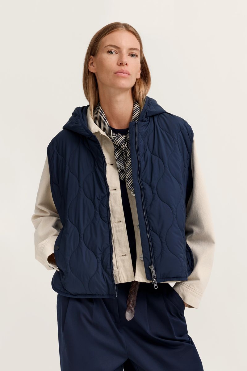 Gesteppte Weste mit Kapuze und Seitenschlitzen