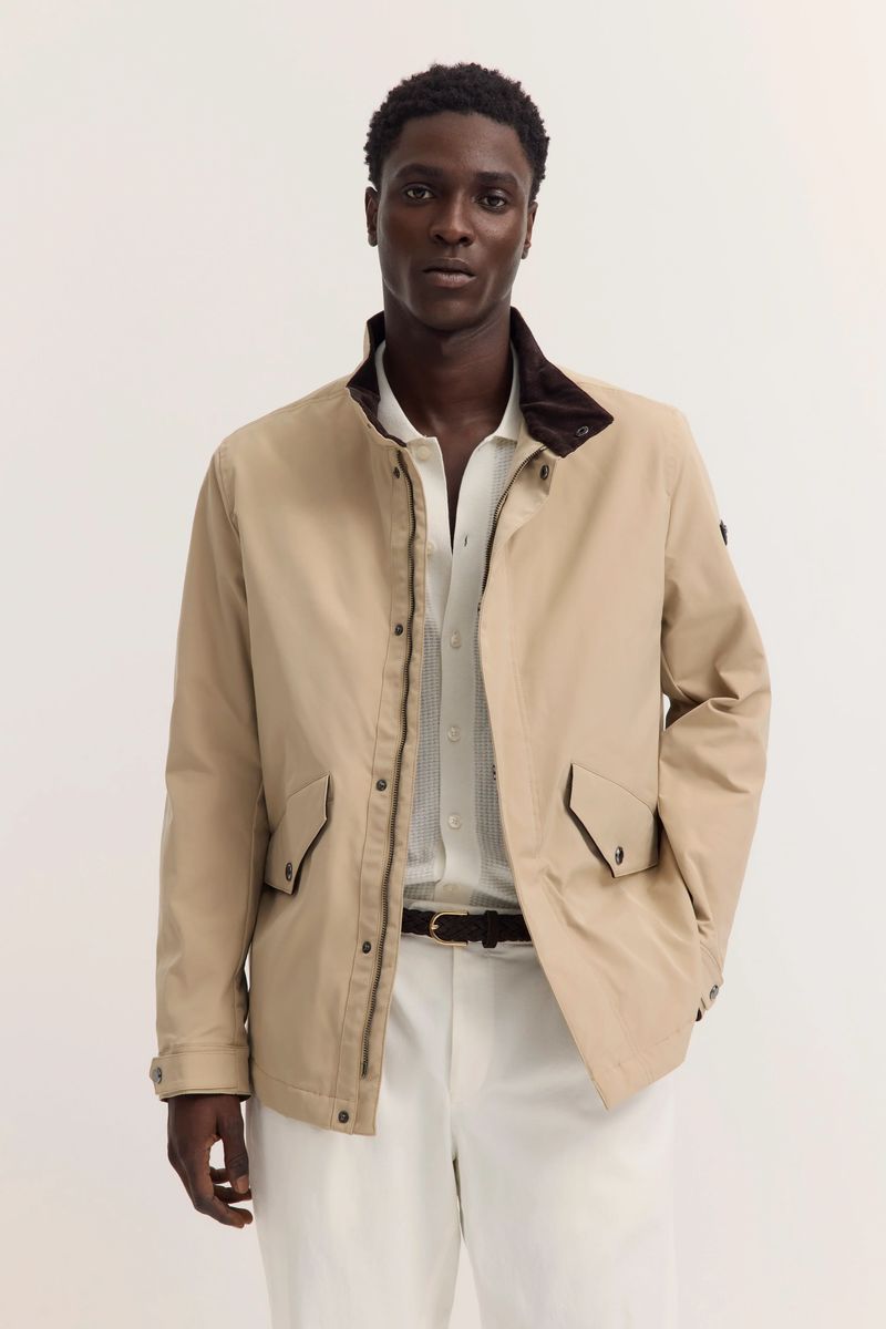Klassische beige Harrington Jacke mit Taschen