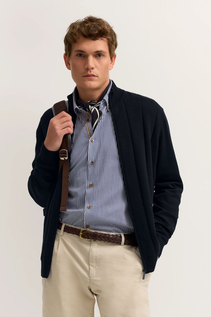 Strickjacke mit Struktur und Stehkragen