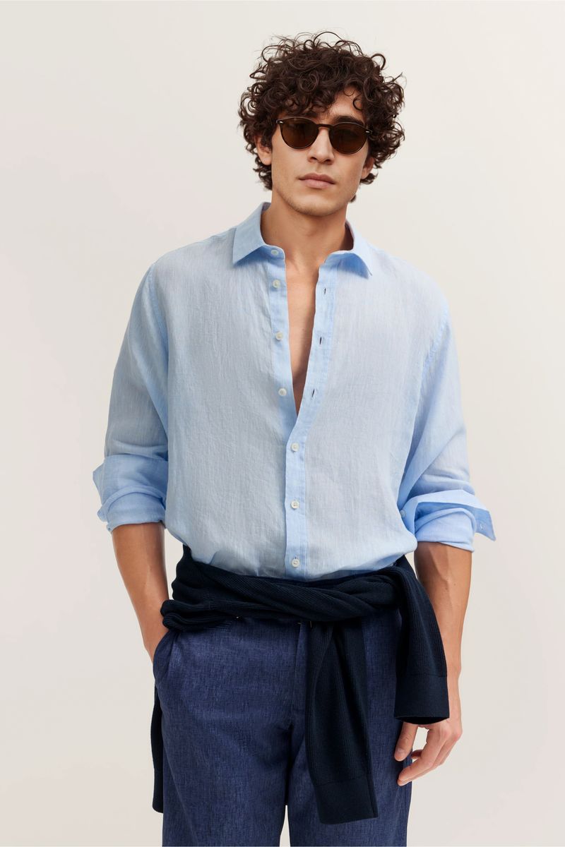Hellblaues Leinenhemd im Modern Fit Schnitt