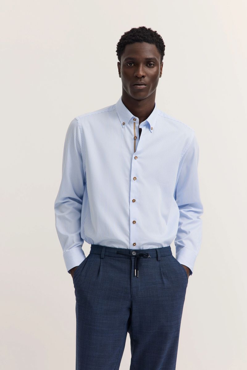 Hellblau gestreiftes Modern Fit Hemd