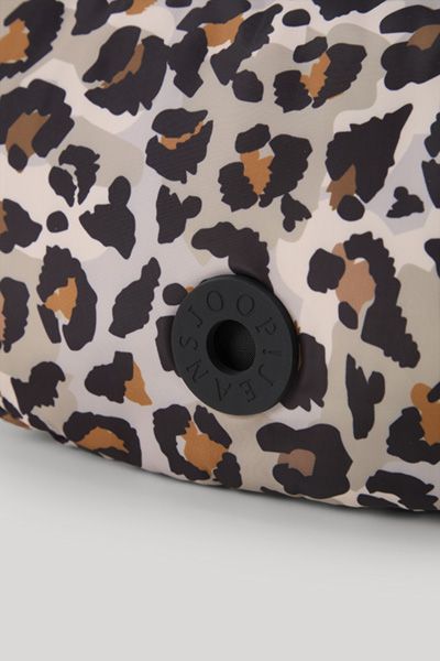 JOOP! Giocoso Leo Ivy Schultertasche mit Animal-Print Cognac Beige