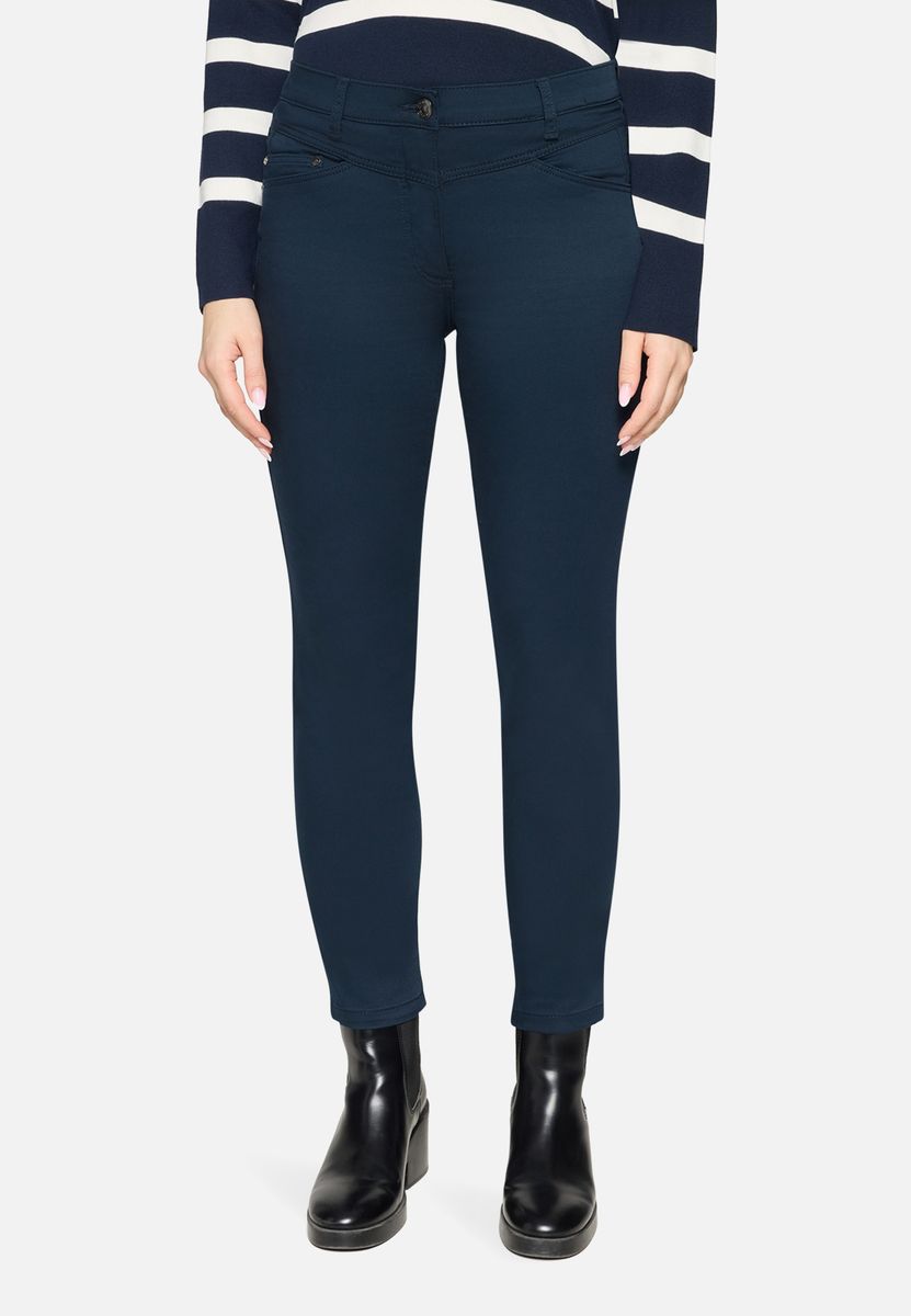 Schmal geschnittene, verkürzte Hose mit Muster