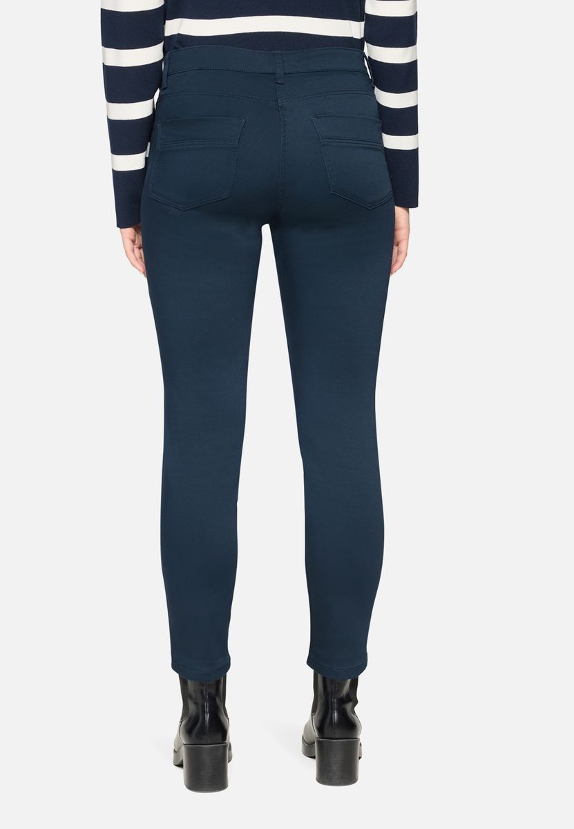 Schmal geschnittene, verkürzte Hose mit Muster