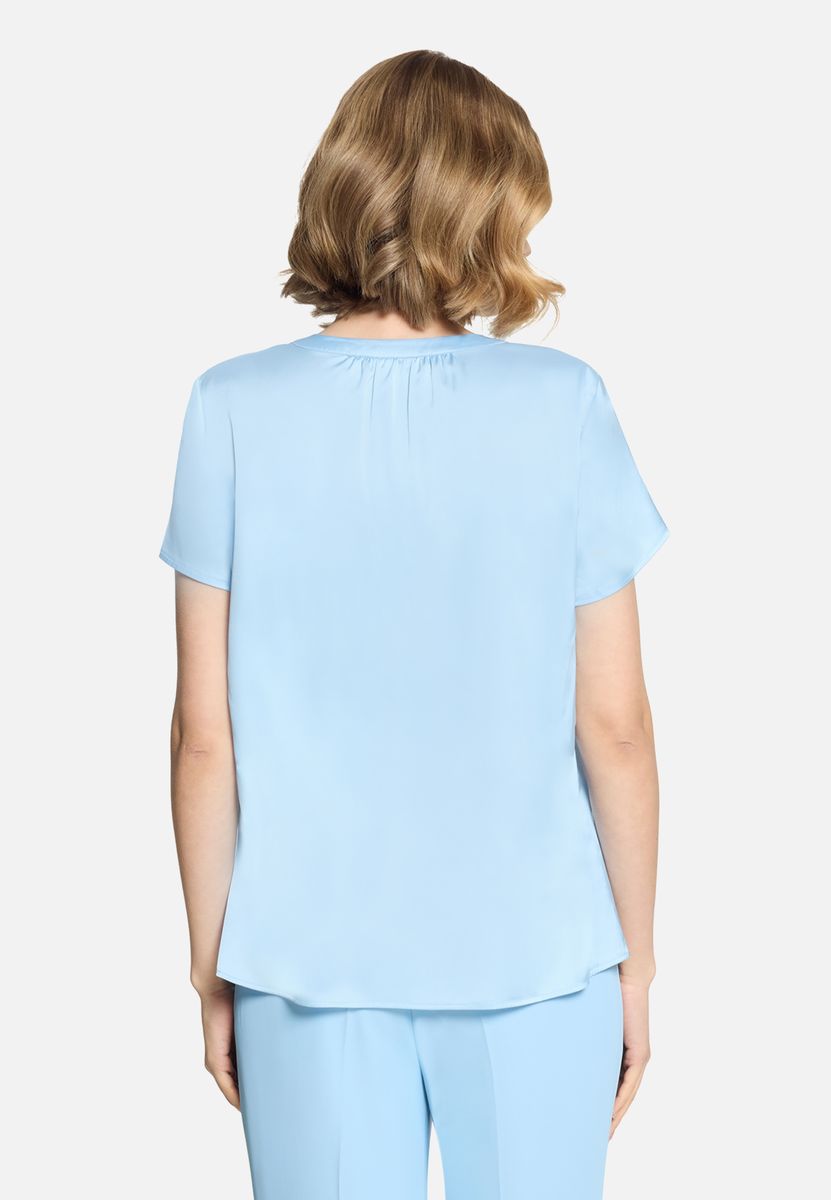 Kurzärmelige Satinbluse mit V-Ausschnitt