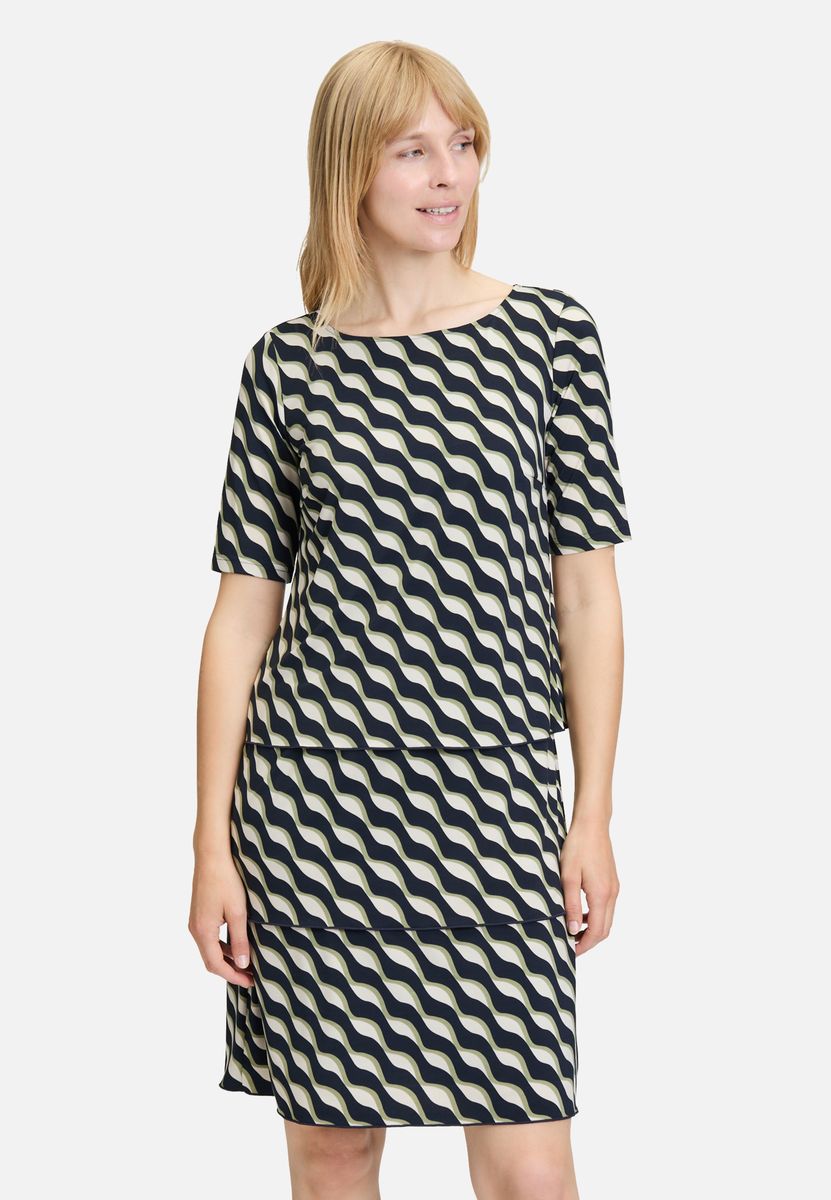 Stufenkleid mit Blätterprint und kurzen Ärmeln