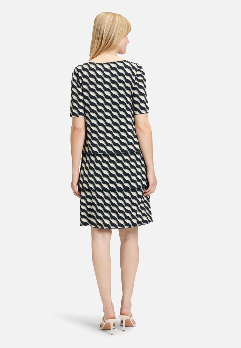 Stufenkleid mit Blätterprint und kurzen Ärmeln