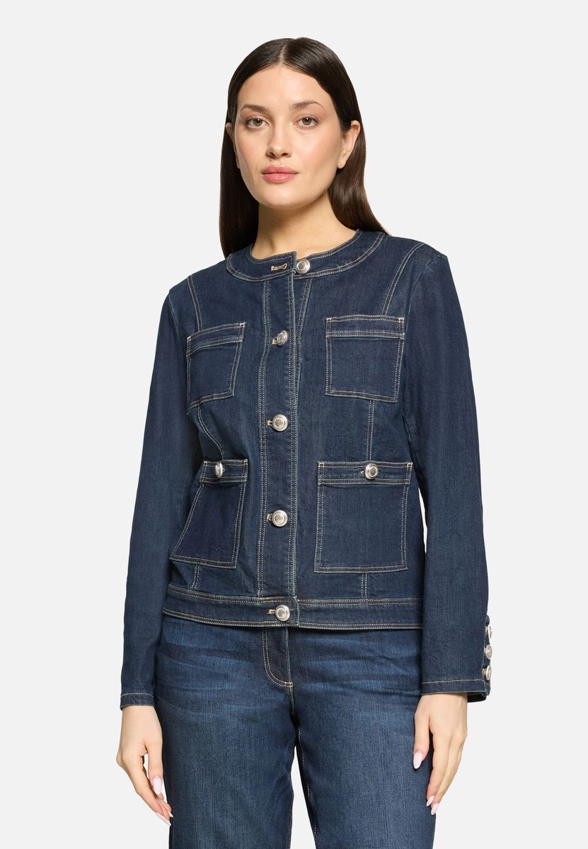 Kurze Jeansjacke mit silberfarbenen Knöpfen