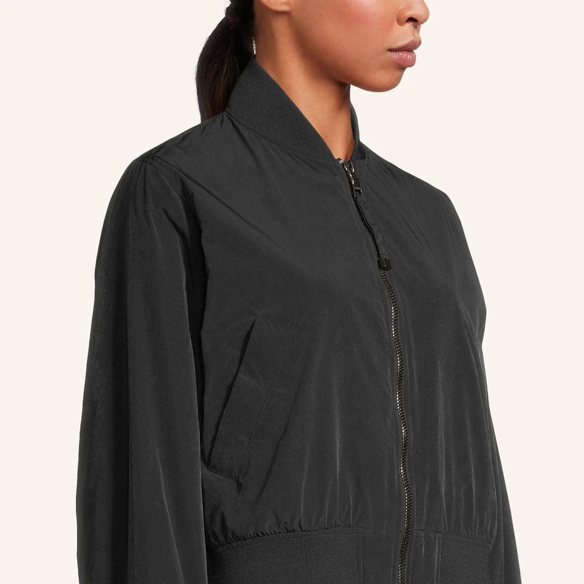 Klassische, verkürzte Bomberjacke