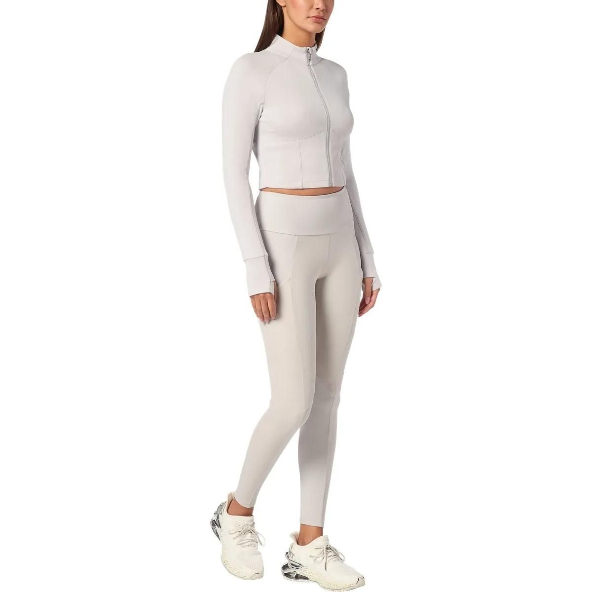 Figurbetonte, kurze Sportjacke mit Daumenlöchern