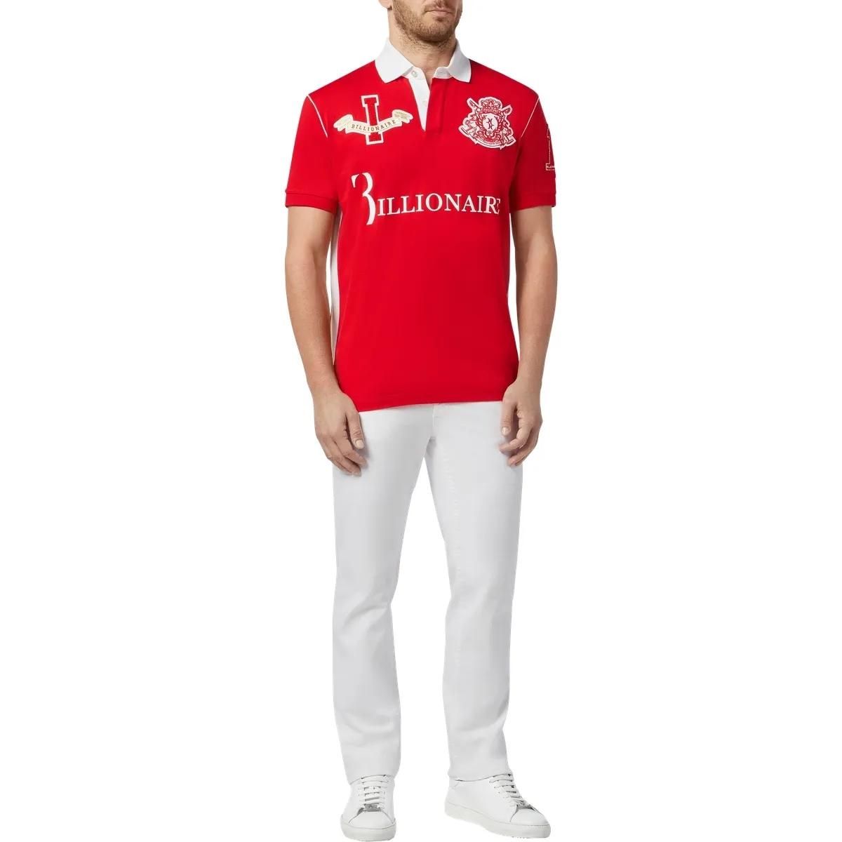 Auffälliges rotes Poloshirt mit Emblemen