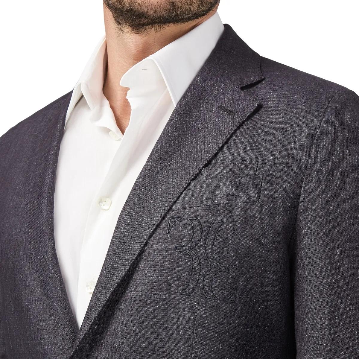 Leinenblazer mit goldenen Knöpfen