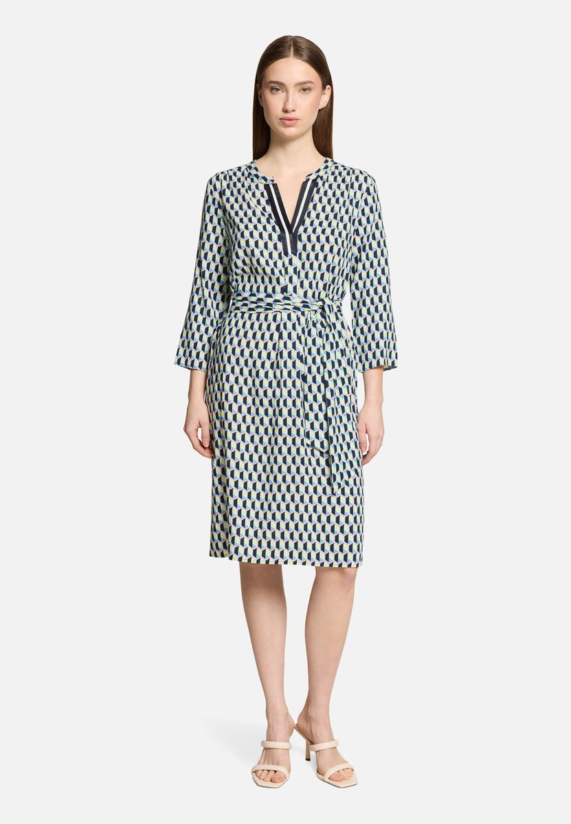 Kleid mit geometrischem Print und Bindegürtel