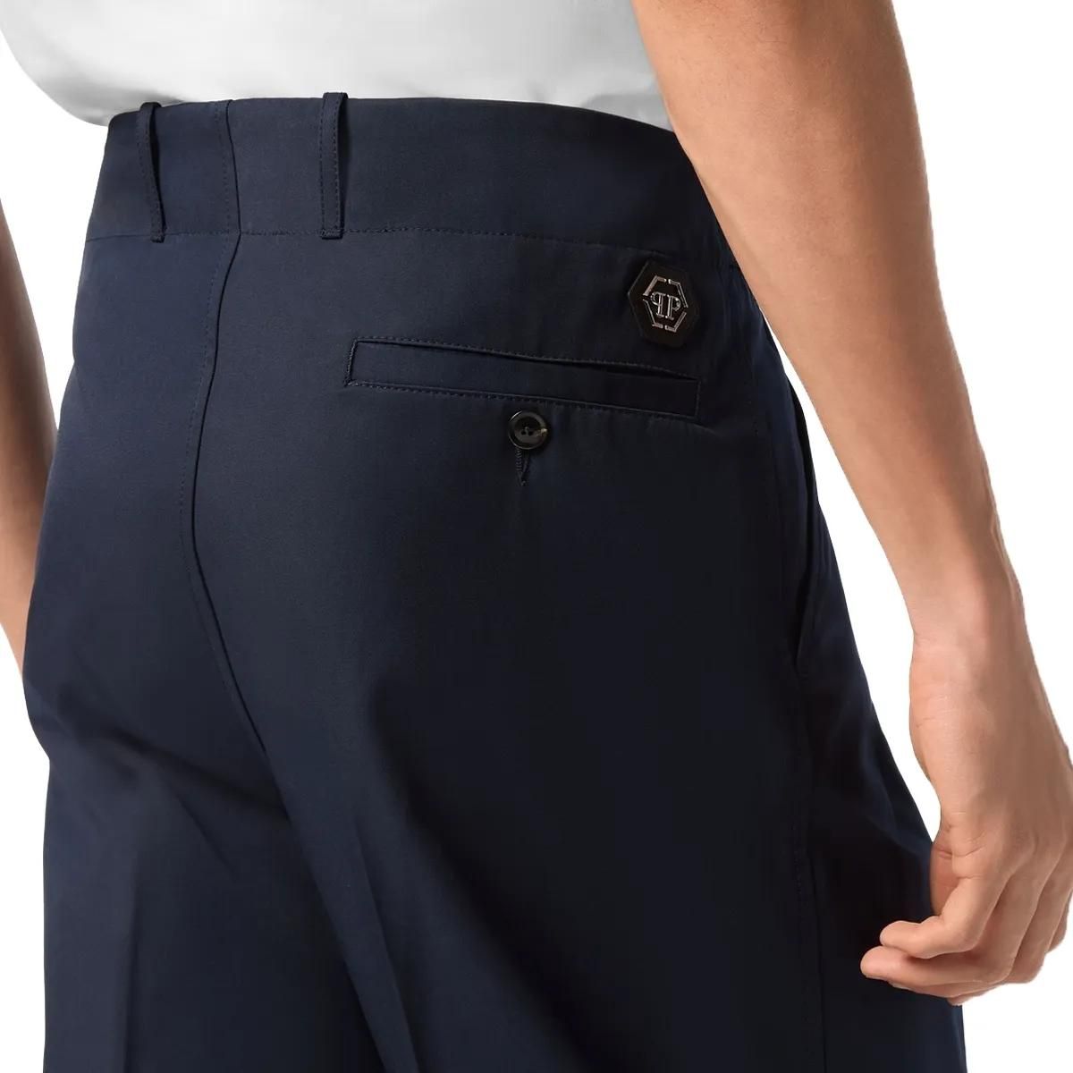 Cropped Plissee-Chinos mit Knopfleiste