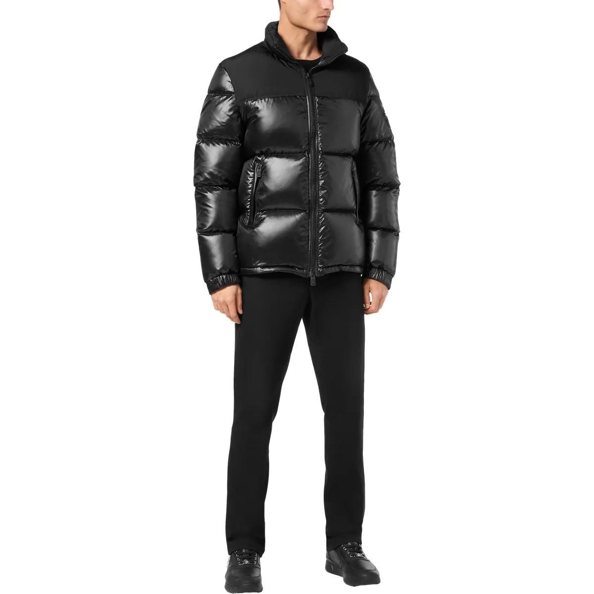 Glänzende schwarze Steppdaunenjacke