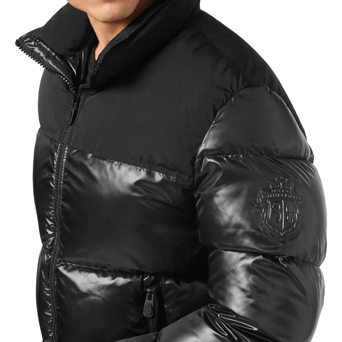 Glänzende schwarze Steppdaunenjacke