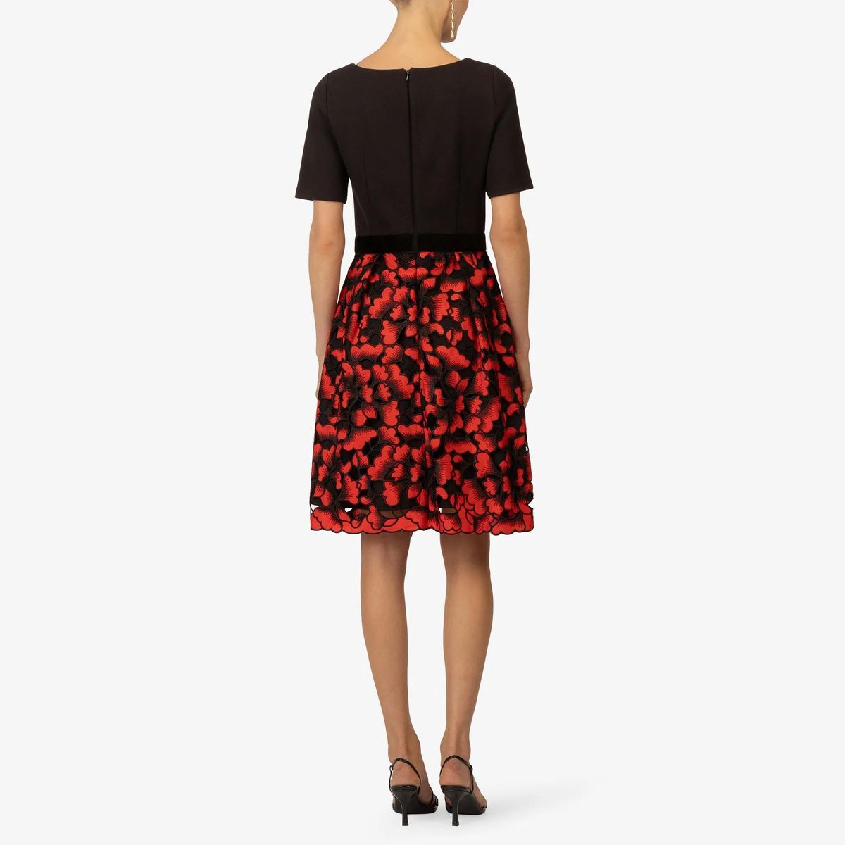 Ausgestelltes Kleid mit Blumenmuster-Spitze