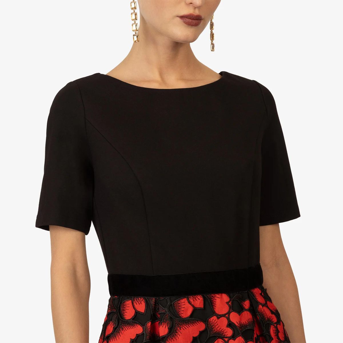 Ausgestelltes Kleid mit Blumenmuster-Spitze