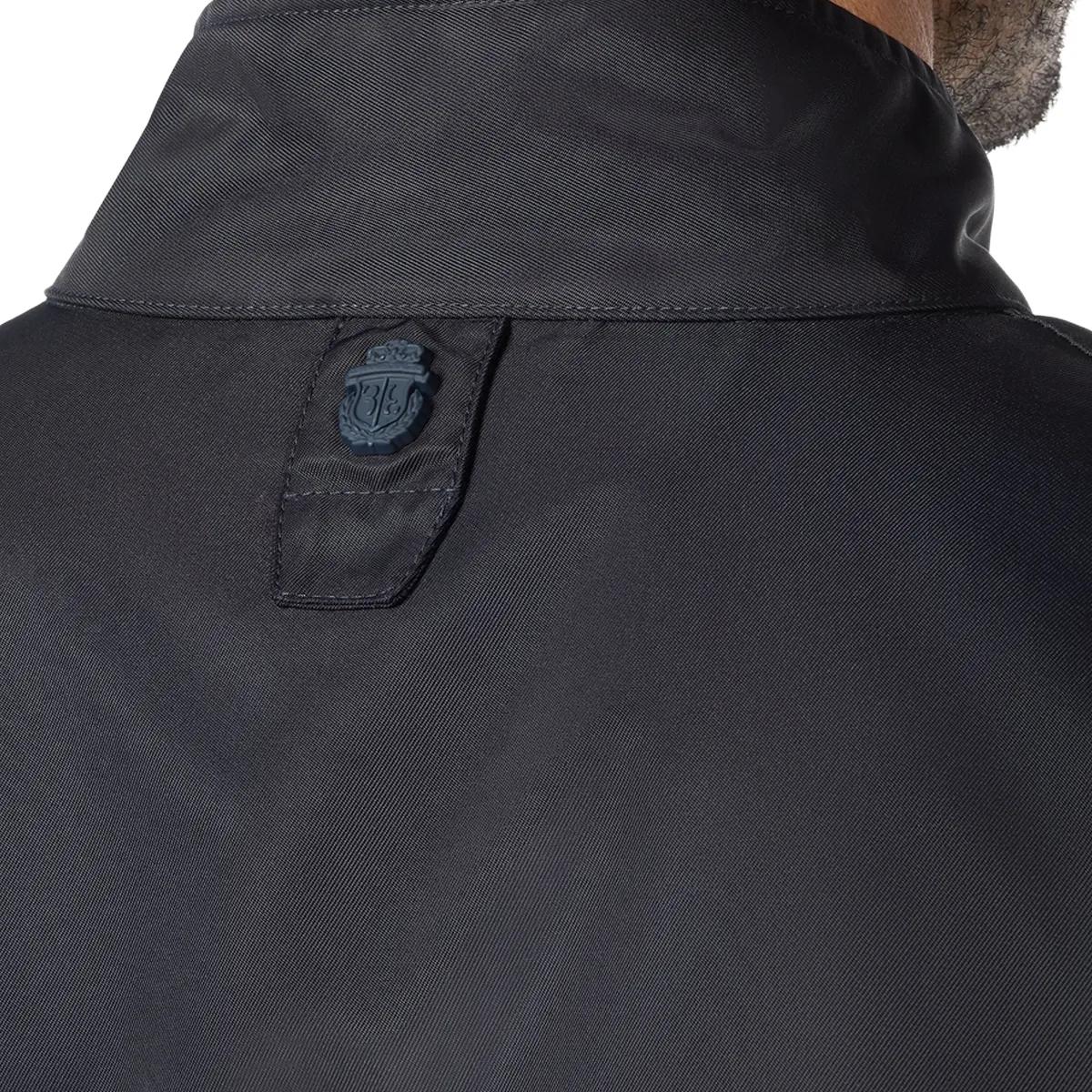 Moderne, leichte Jacke mit Logo-Aufnäher