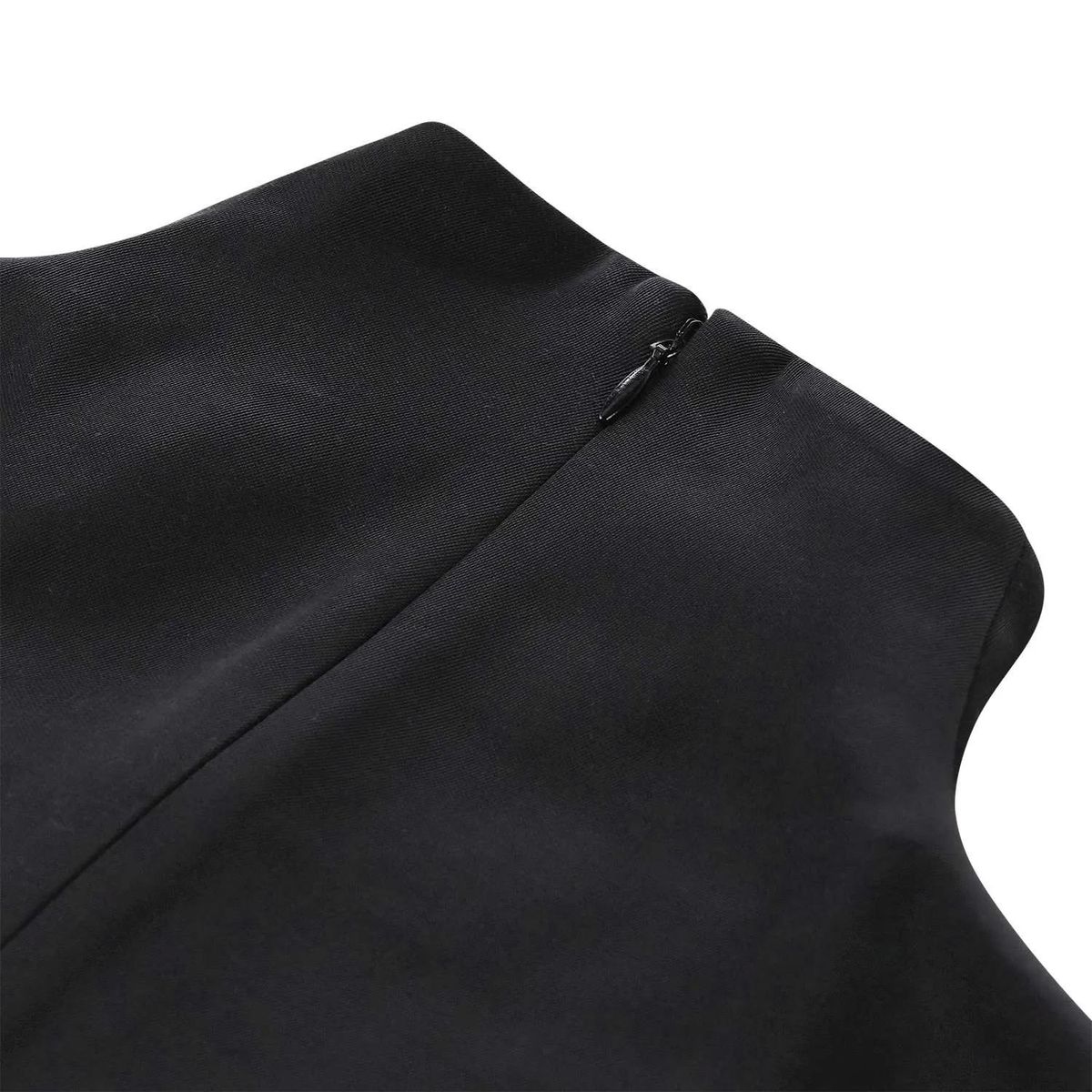 Minimalistisches schwarzes Minikleid mit Stehkragen