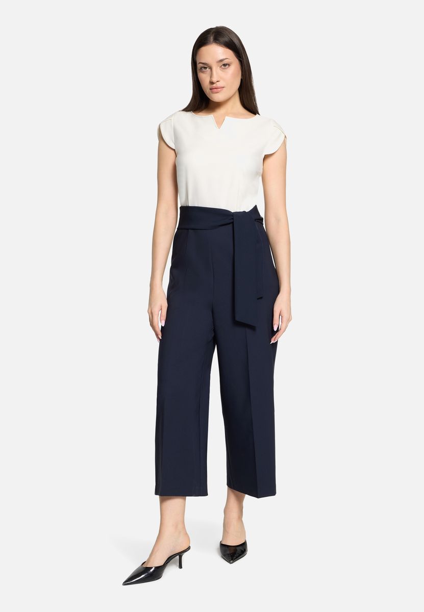 Eleganter Zweifarben-Jumpsuit mit Cropped-Bein